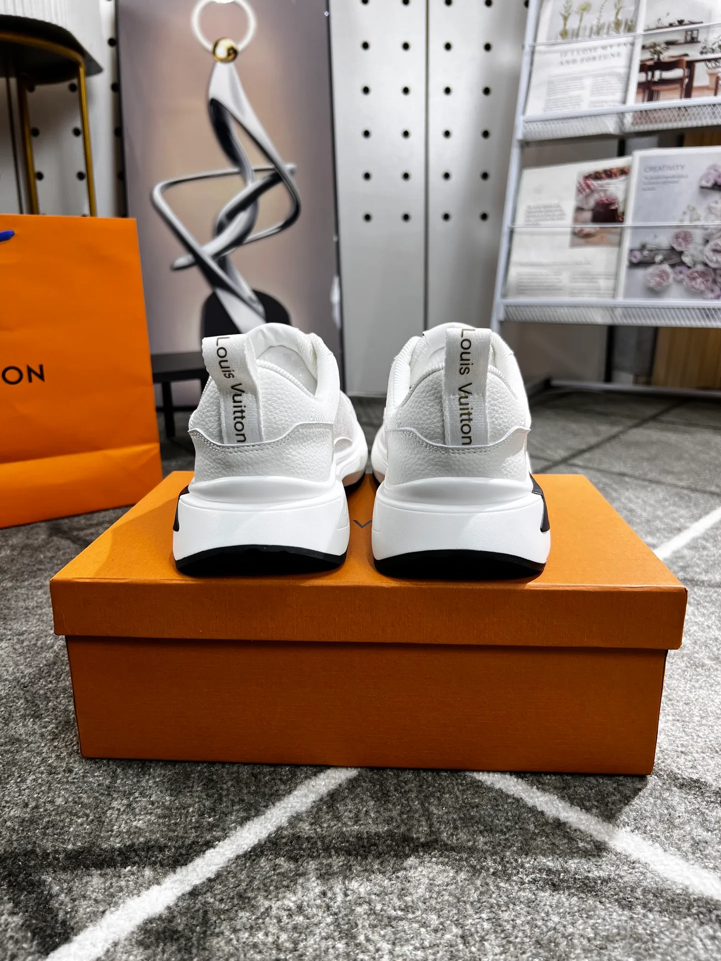 Factory price: 438 💰 LV new casual men's shoes 👉 👉 Fashionable and versatile, 💞 simple and elegant style, 🔊 made of imported cowhide, ☑️ breathable mesh lining, sheepskin feet, original wear-resistant rubber outsole, exclusive new style, actual shot, three colors available, code number: 38-44, (45 can be customized)